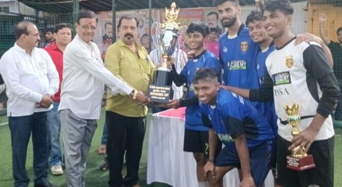 कुर्ला में साई मांदळे द्वारा आयोजित फुटबॉल चषक में उमड़ा युवाओं का उत्साह