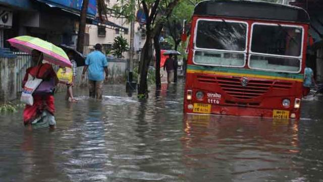 मुंबई में भारी बारिश से जनजीवन अस्तव्यस्त, निर्माणाधीन इमारत की दीवार गिरने से सात कारें क्षतिग्रस्त