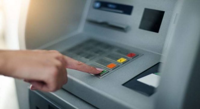 अगर आप ATM का प्रयोग करते हैं तो हो जाएं सावधान, खाते में लग सकती है सेंध