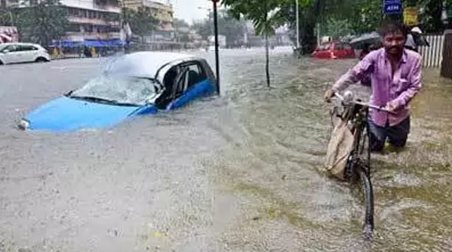 दो दिन बाद भी वसई-विरार की सड़कों पर भरा है पानी