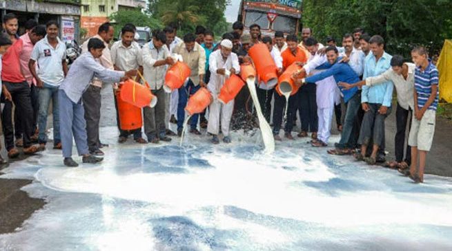 महाराष्ट्र में दूध संकट बरकरार, टैंकरों को रोक रहे शेतकरी संगठन कार्यकर्ता गिरफ्तार