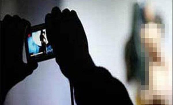 शिक्षक ने वीडियो दिखाकर छात्र से की गलत हरकत तो पौड़ी में छेड़छाड़ से उग्र हुई महिलाएं