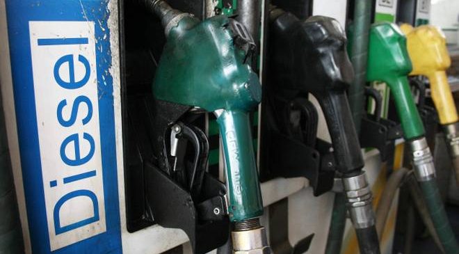 दिल्ली में पहली बार पेट्रोल पहुंचा 80 रुपये के पार, मुंबई भी तेल की मार से पस्त