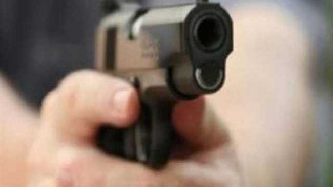 प‍िकनिक पर हुआ झगड़ा, प‍िस्टल लेकर स्कूल पहुंच गया छात्र