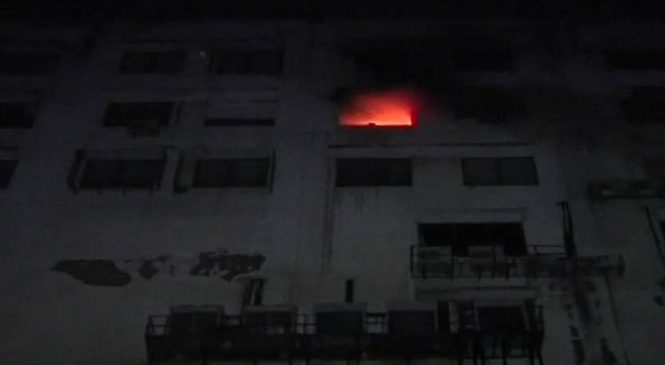 बिल्डिंग के सातवें फ्लोर में लगी आग, दमकल टीम ने पाया आग पर काबू