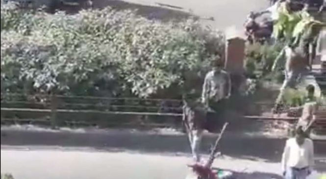 मुंबई में बीच सड़क पर युवक की हुई पिटाई, वायरल हुआ वीडियो