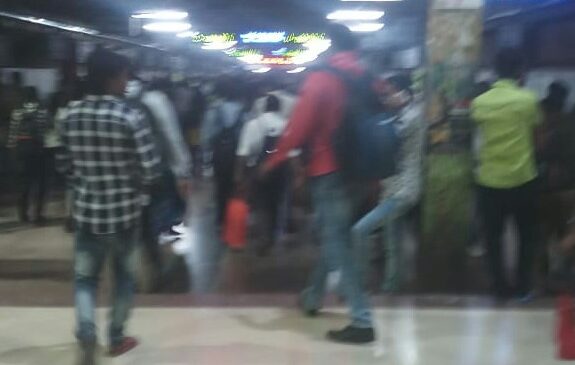 अंधेरी रेलवे ब्रिज पर भीड़भाड़ में लड़की को जबरन kiss करने वाले को RPF ने किया गिरफ्तार