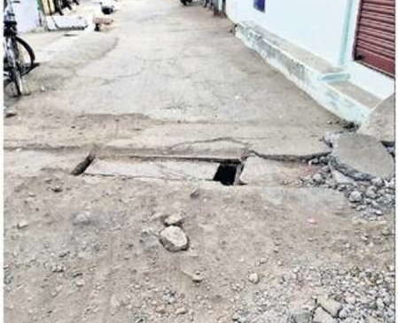 सड़क, नालियों की क्राॅसिंग पुलियाएं टूटीं, नजर हटते ही दुर्घटना का भय