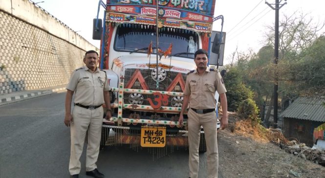 ”अवैध दारू रेती पर वालीव पुलिस का कार्रवाई” 