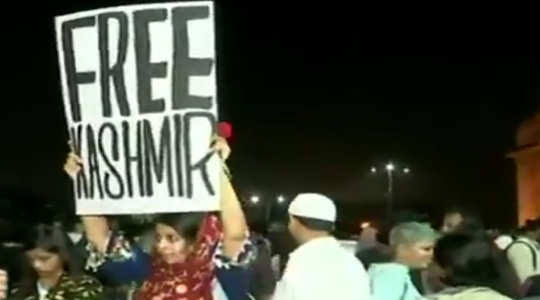 मुंबई : “FREE KASHMIR” के पोस्टर पर राजनीतिक घमासान