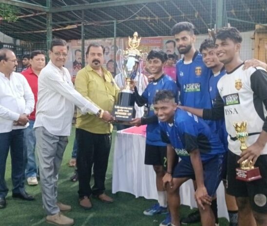 कुर्ला में साई मांदळे द्वारा आयोजित फुटबॉल चषक में उमड़ा युवाओं का उत्साह